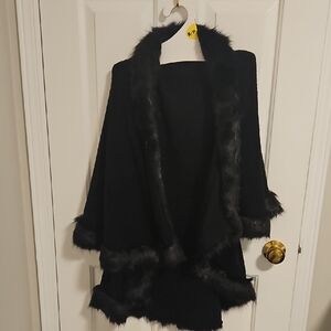 Suzy Shier Black Faux Fur Trim Cape